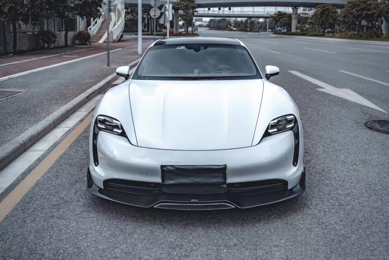 New Product for Porsche Taycan Carbon Fiber Body Kit Taycan Wide Bodyki Front Shovel Side Skirt Spoiler Diffuser