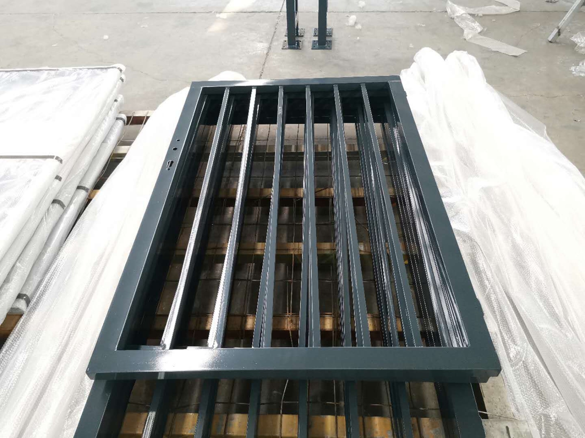 Dark Green Hot Dipped Galvanised Steel Gate Easily Assembled