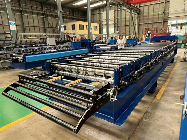 High speed Roof Panel Roll Forming Machine 0.3-0.8mm used for roof