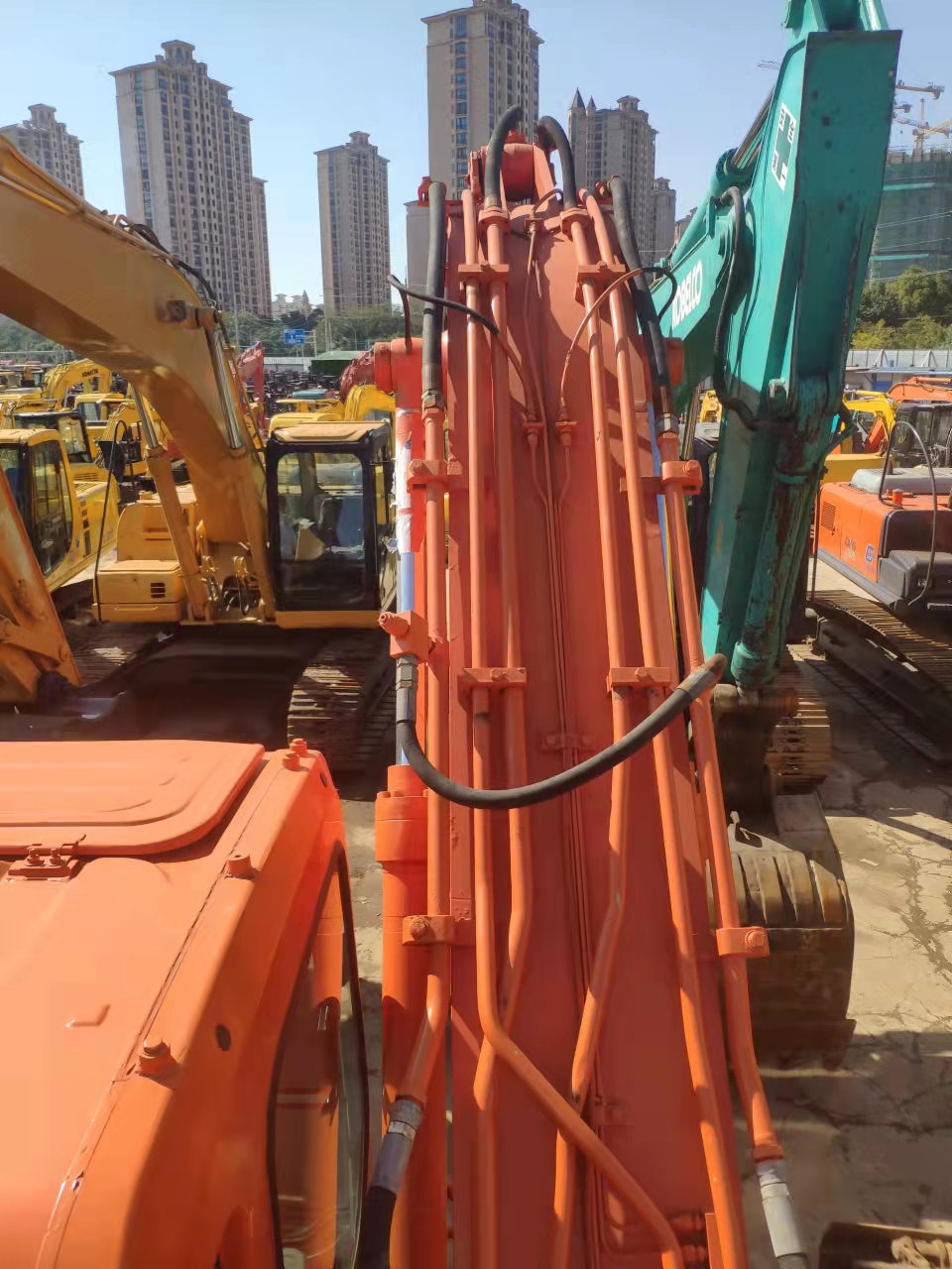 Orange Doosan Excavator 22 Tons 195 Power 1.2M Bucket Capacity