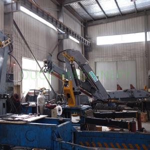 China 0.6T Telescopic Boom 8m Deck Pedestal Marine Cranes on sale