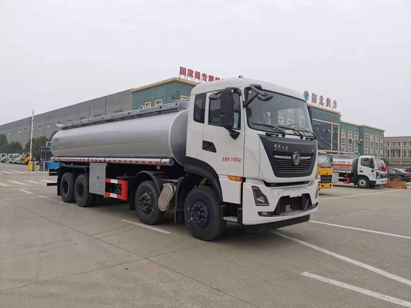 China National Heavy Duty Truck Haowo 8 * 4 35000L Refueling Truck