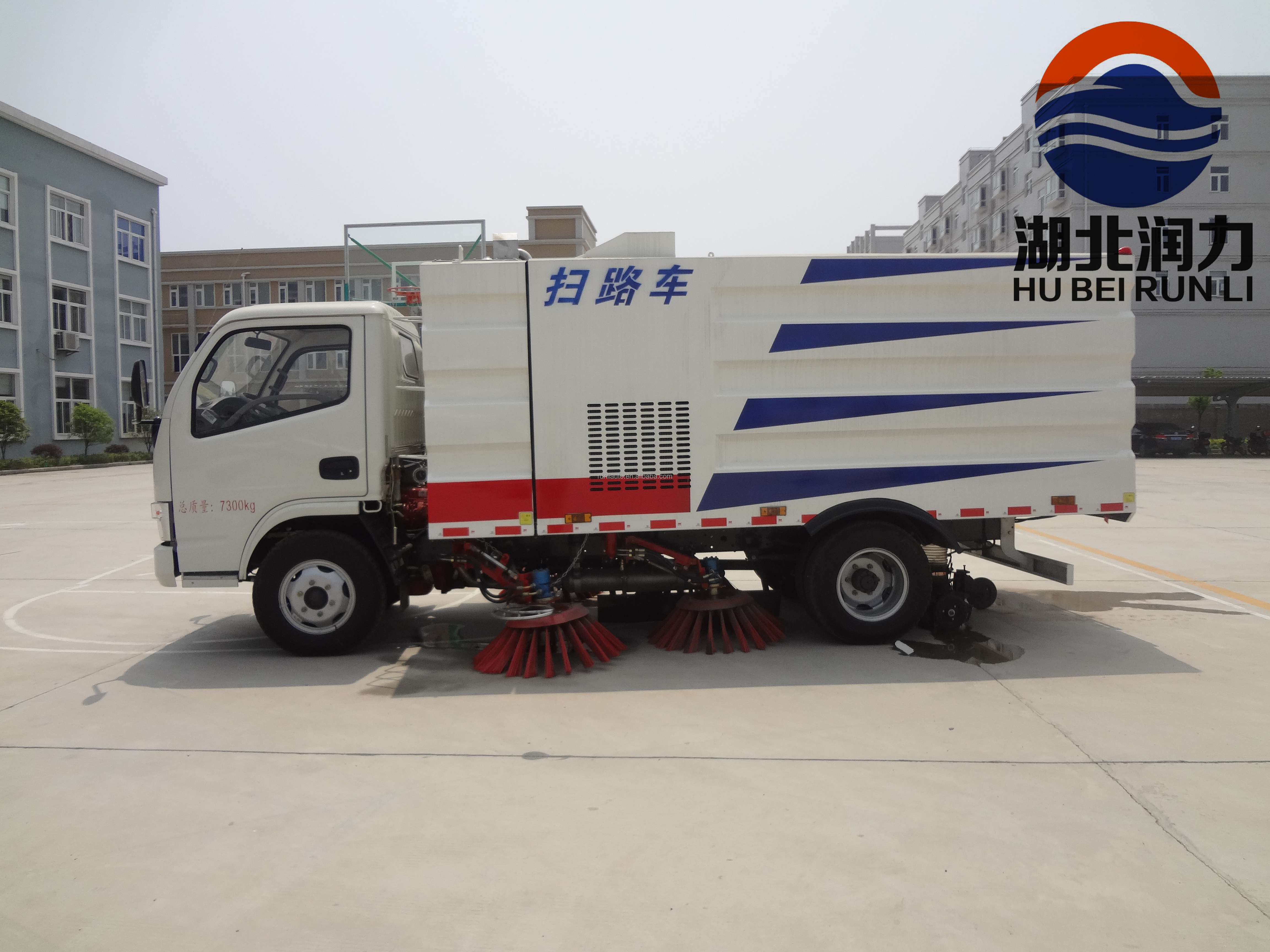 DFAC 4x2 RHD Euro III Road Sweeping Truck for Road Surface Cleaning