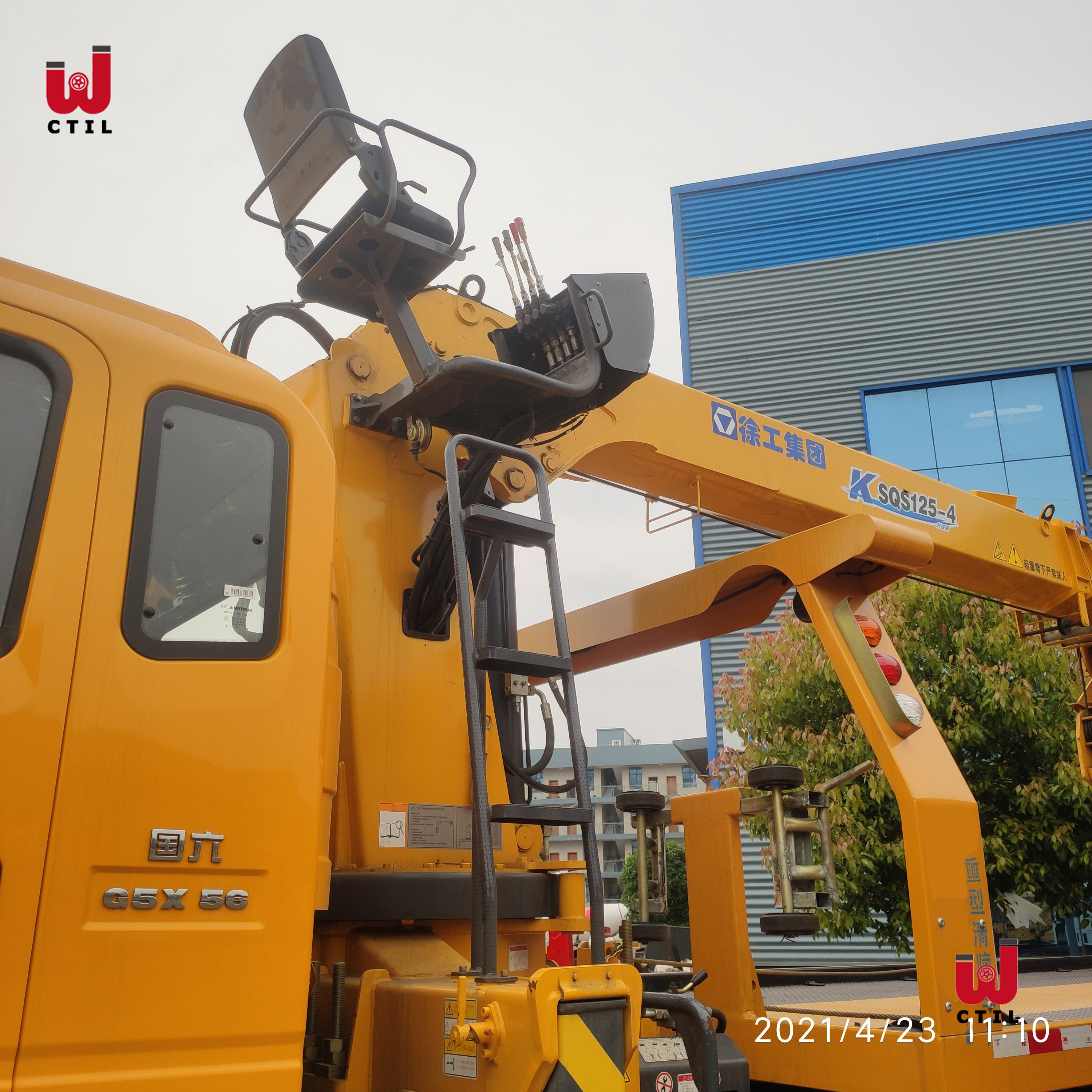 Crane truck