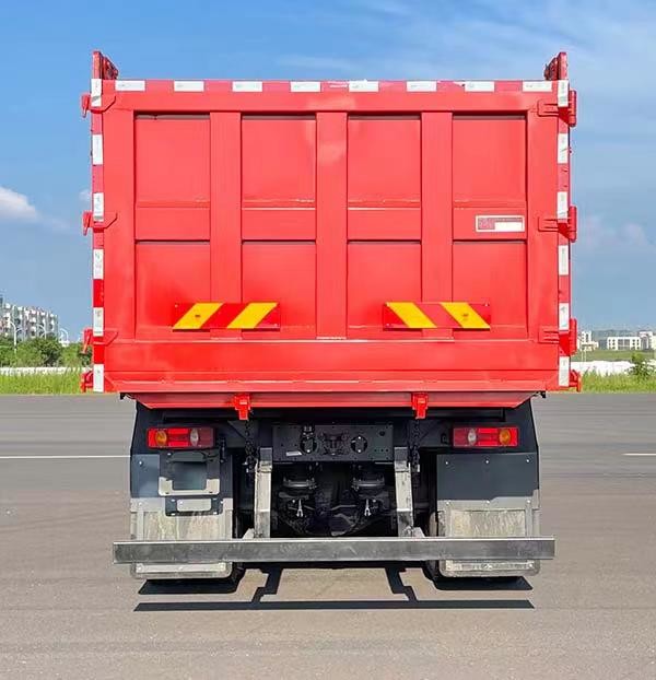 Four Axle Diesel 3 Seats Cargo Dump Truck 20M2 8.9 Meters Rear Drive Manual Transmission 8×4