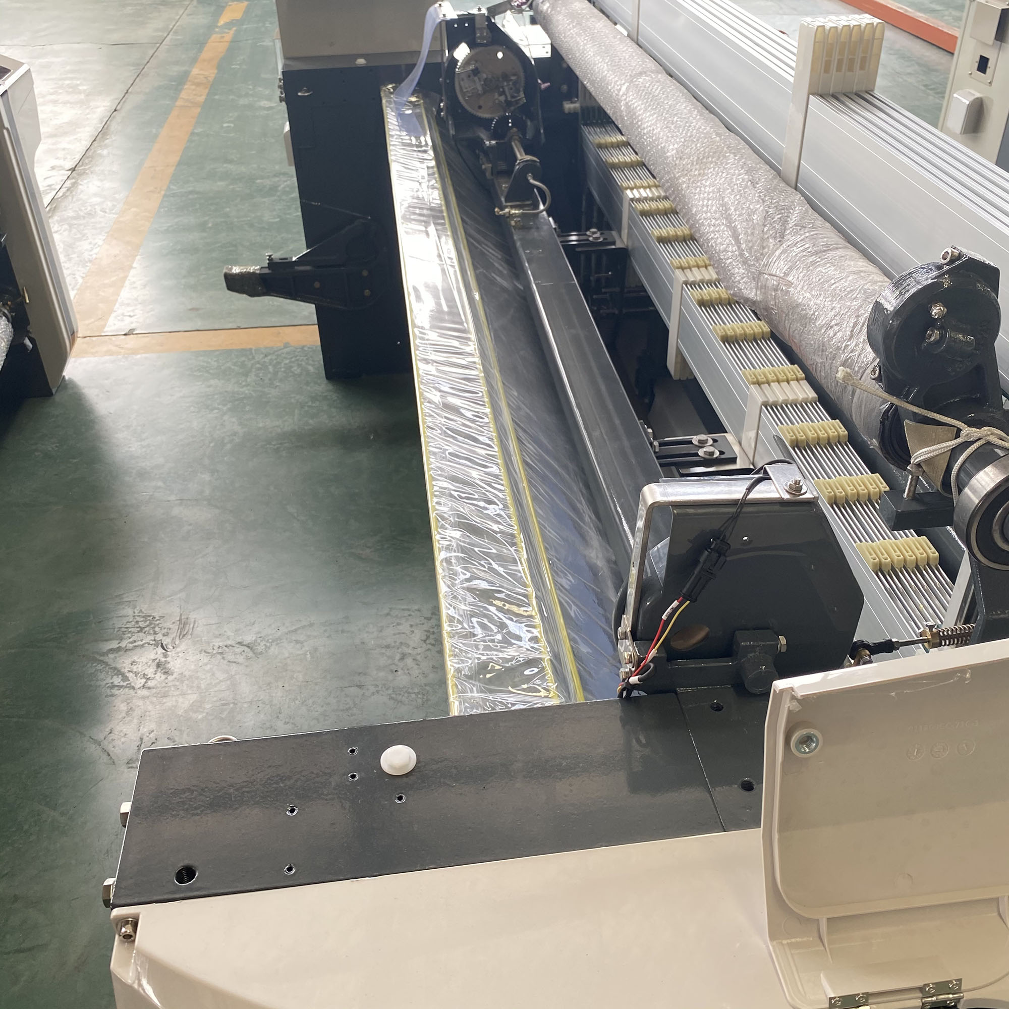 Single Pump Water Jet Weaving Loom with Double Nozzle