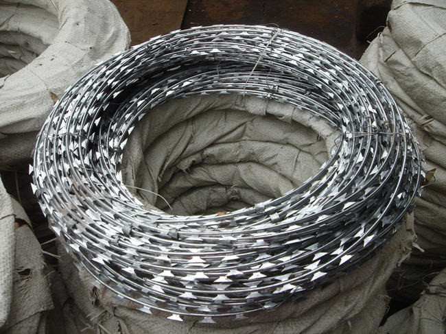 900 Mm Dia Razor Barbed Wire Coil Thermal Bto-10 Concertina Galvanized