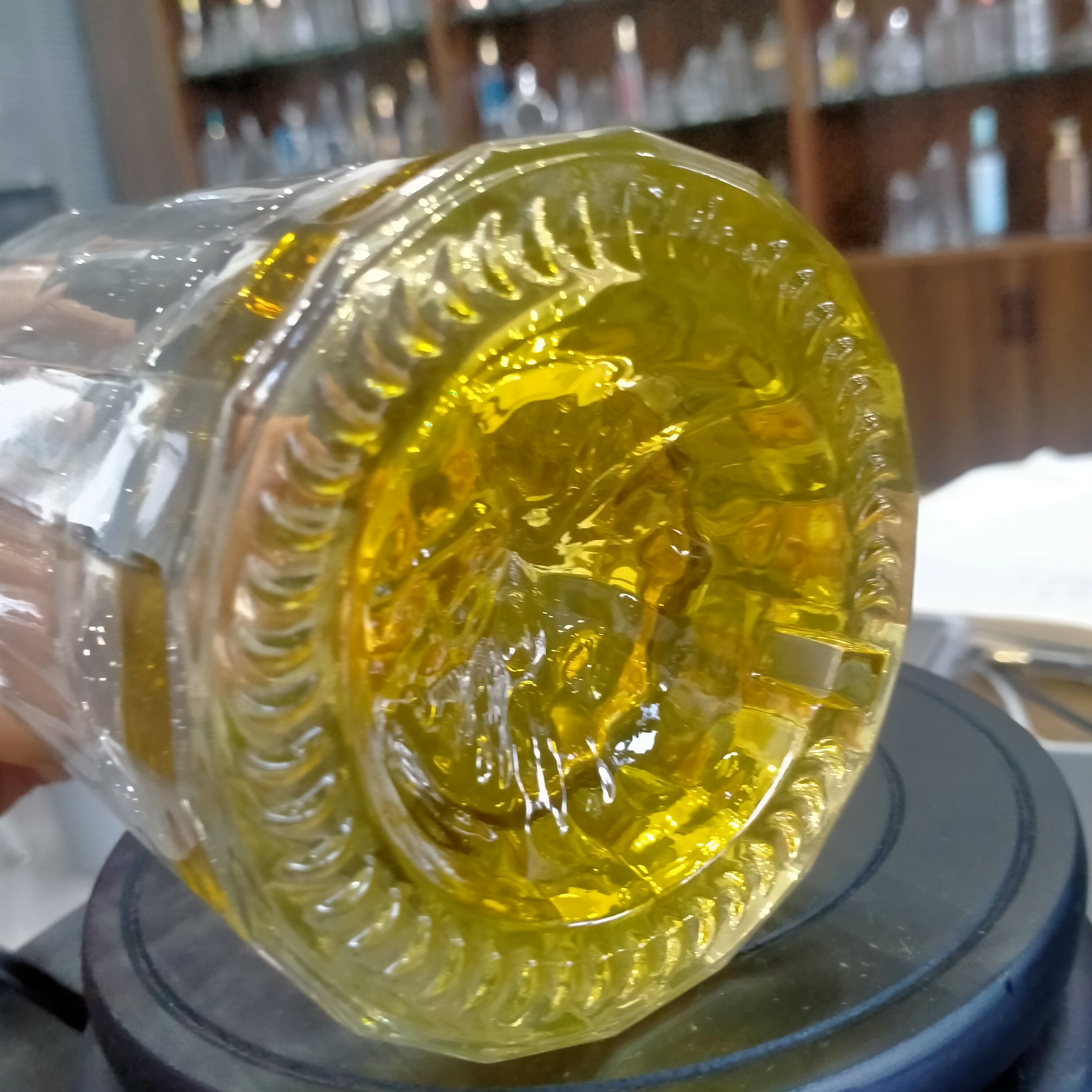 Gradient Yellow 750ml Round Glass Bottle For Whiskey Gin Tequila Lock Cap