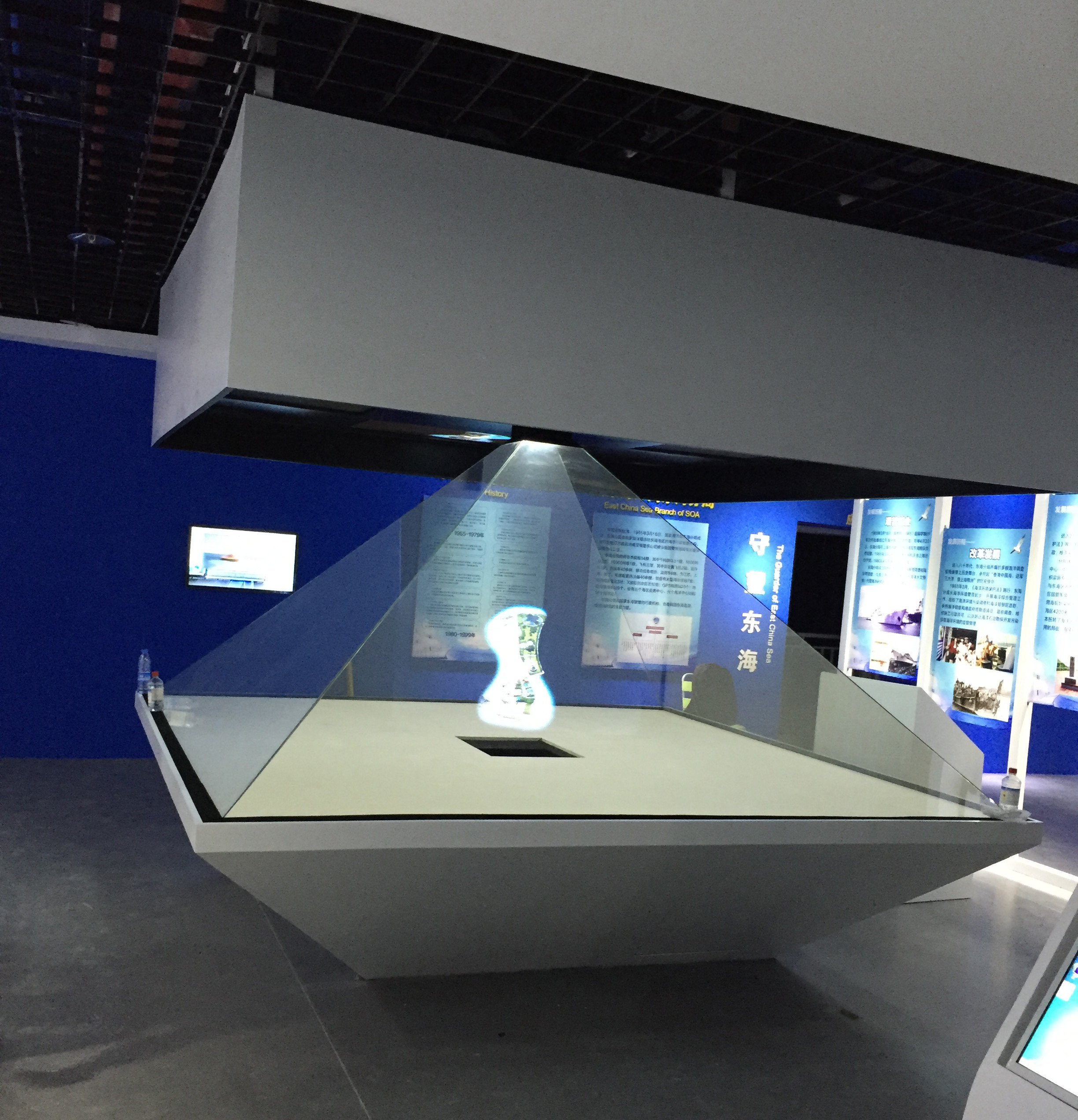 360 Hologram Glass monitor Display Cabinet 3D Stereoscopic Exhibition Hall Museum Collection Display