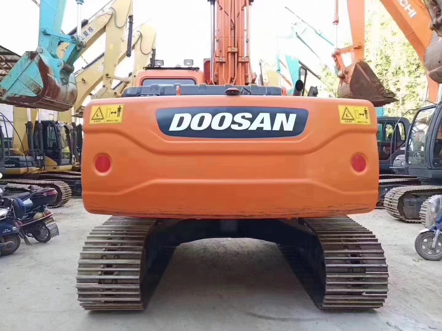 Doosan DX225LC 22 Ton Digger Excavator with 21800 Weight and 0-2000 Hours in Good Condition