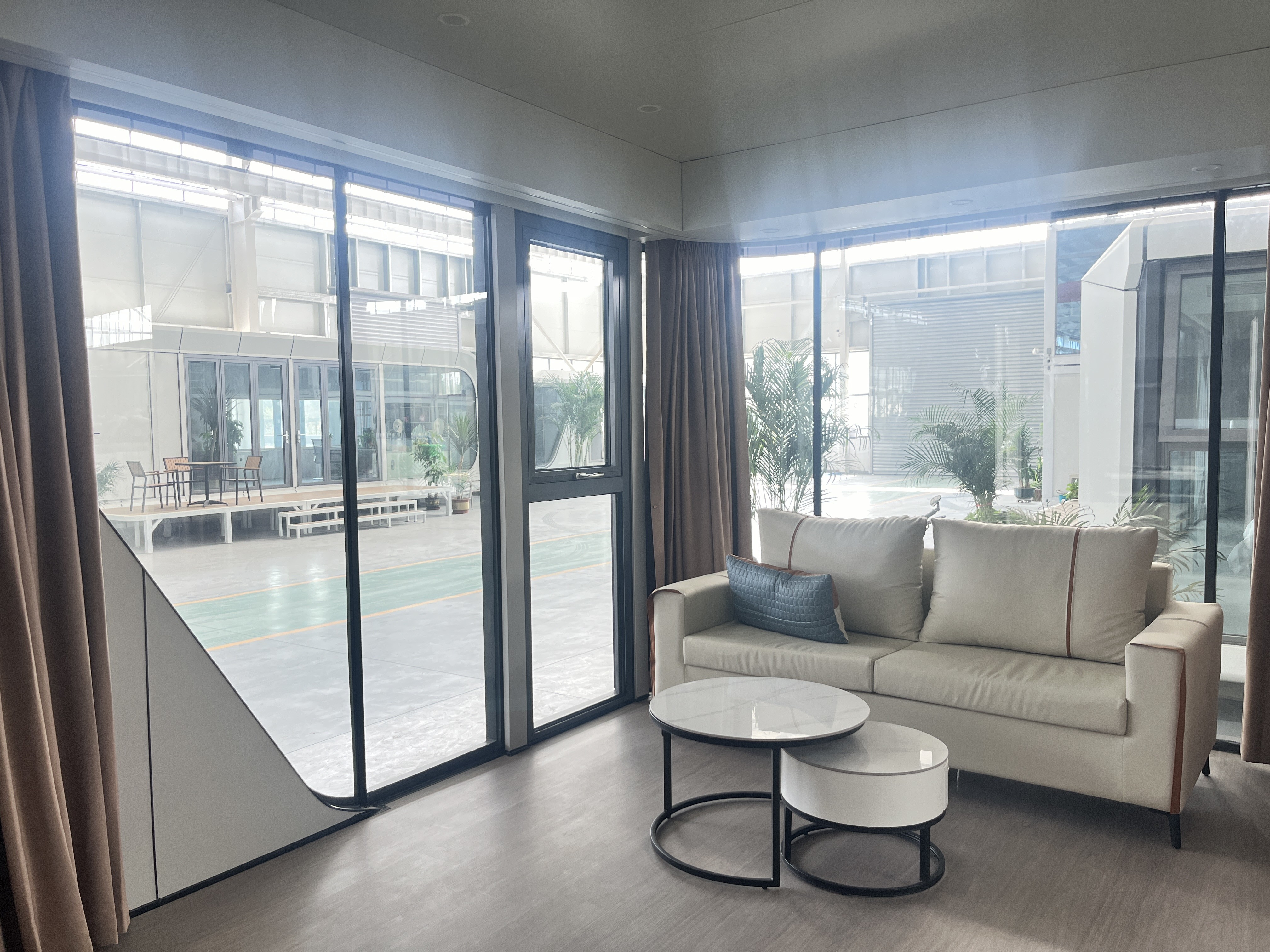 Intelligent System Space Capsule Room With Balcony Luxury Design Prefabricated Apple Cabin House