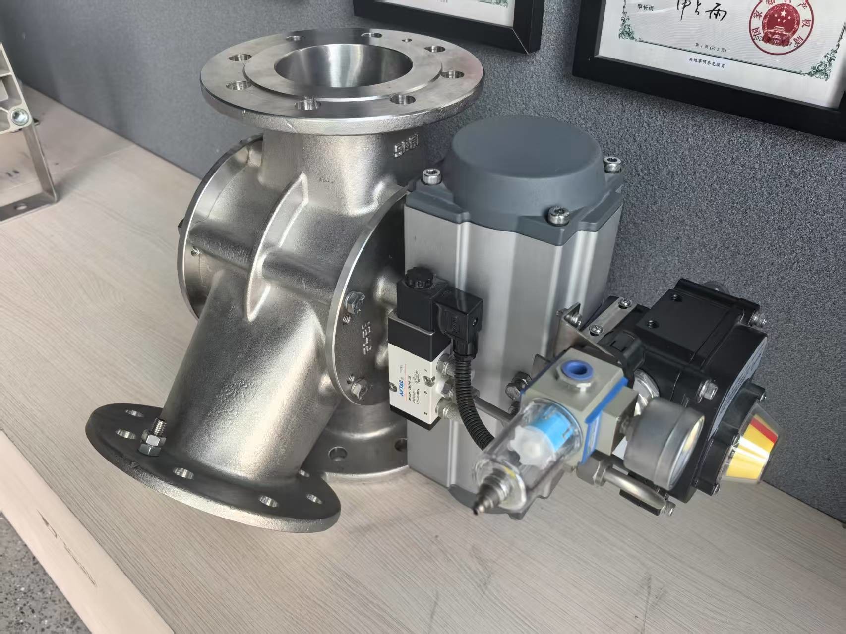 Stainless steel three-way diverter valve for pneumatic conveying of powder or particles