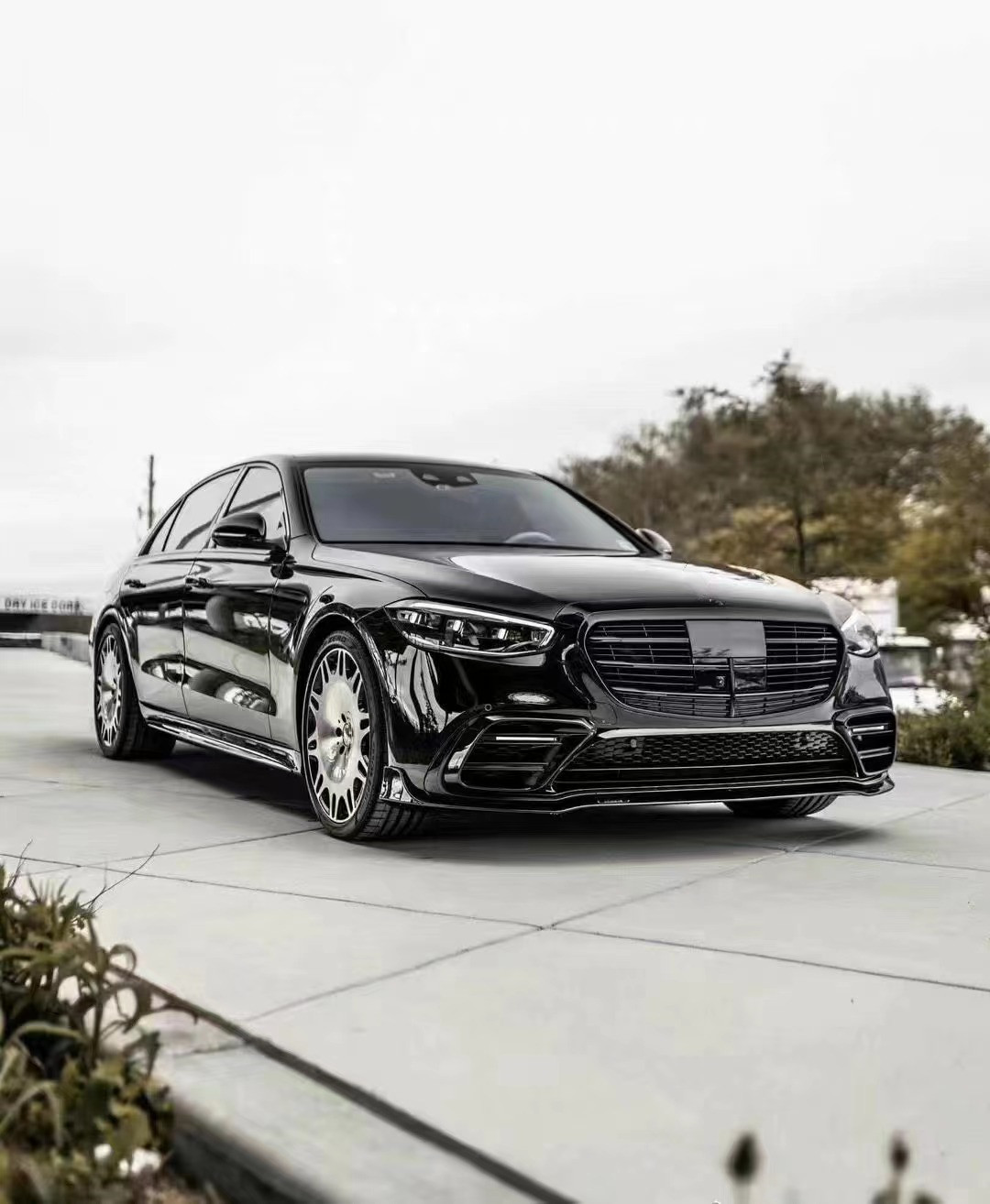 For Mercedes S-Class W223 S400 S450 Carbon Fiber Body Kit W223 Maybach Upgraded BUS Style Front Shovel Diffuser Spoiler