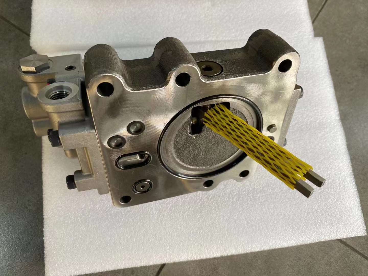 2058 K9T06-V Excavator Hydraulic Parts D4 06228 Control Actuator Pump Regulator