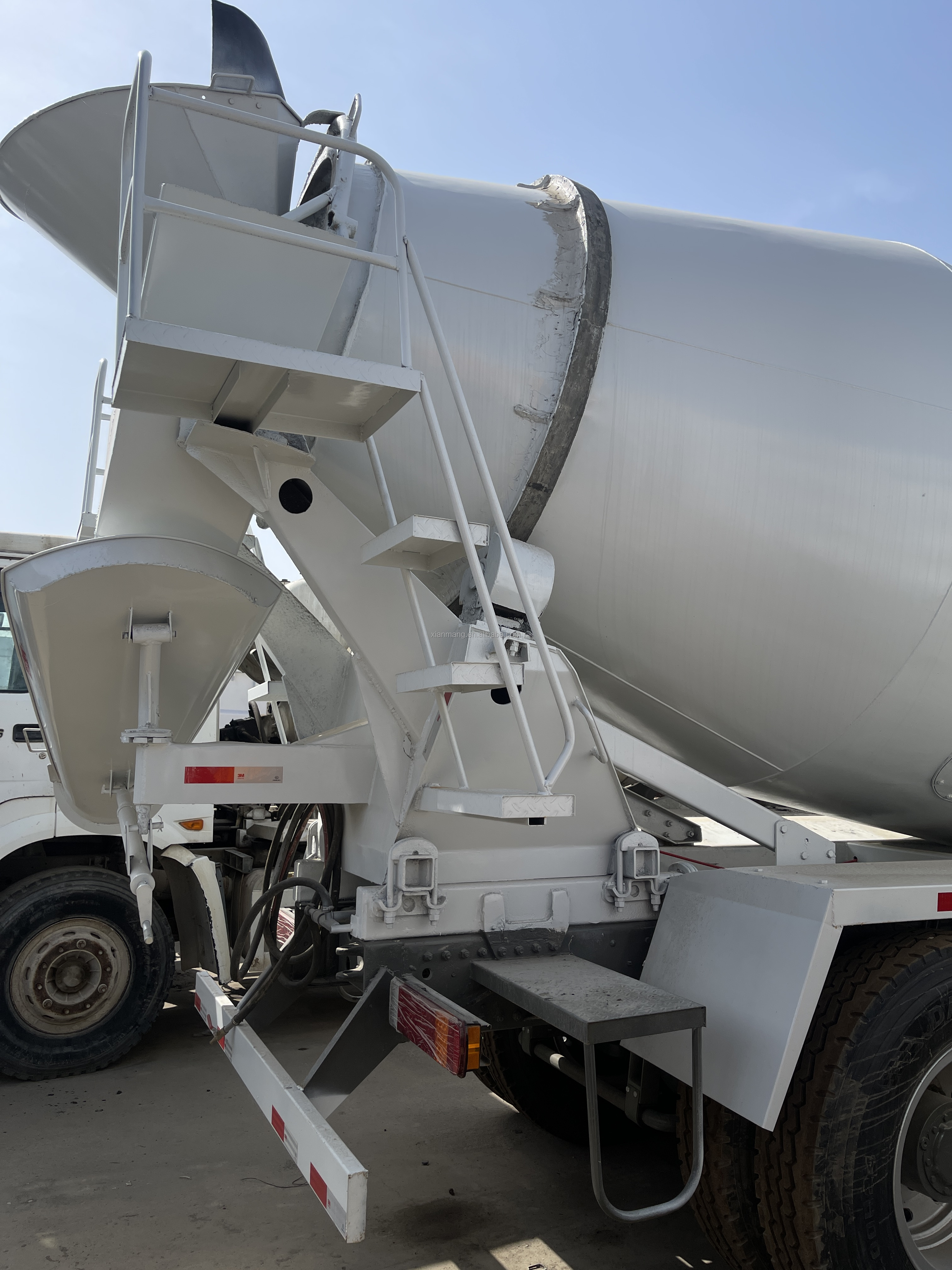 Sinotruk Howo 15 CBM Self Loading Concrete Mixer Truck 6x4 with WEICHAI Engine