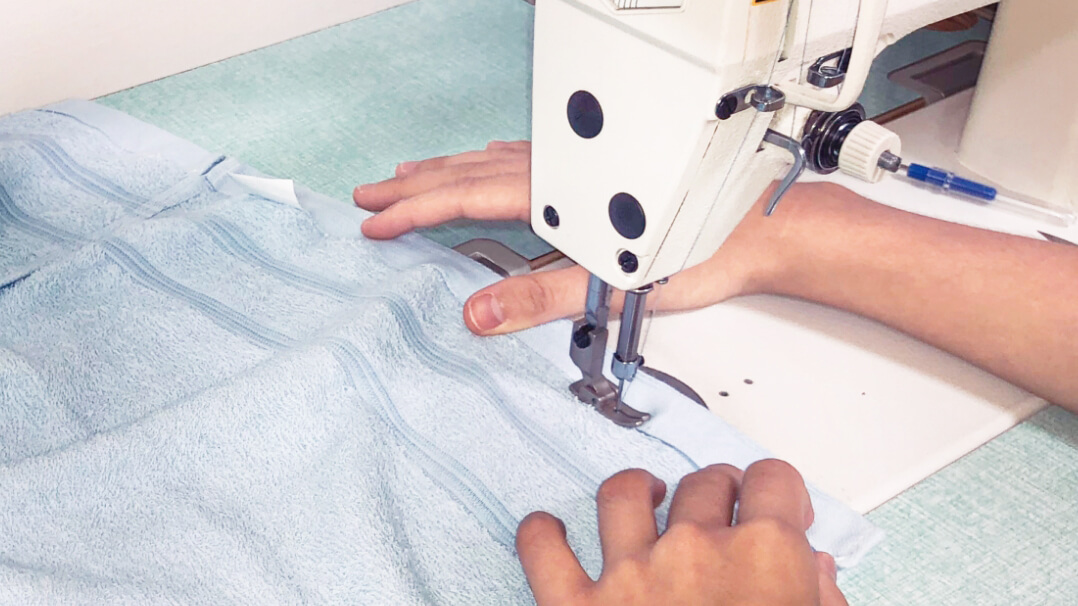 Highly Absorbent 32S Cotton Towel with Gold Edge and Solid Color Cut Pile Pattern