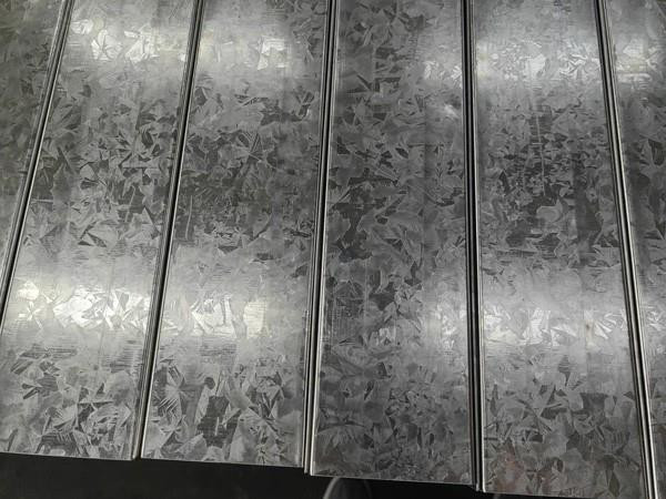 Z40 0.4mm 1250mm Big Bright Spangle Hot Dip Galvanised Steel GI Coils For Rolling Door and Floor Deck DX51D