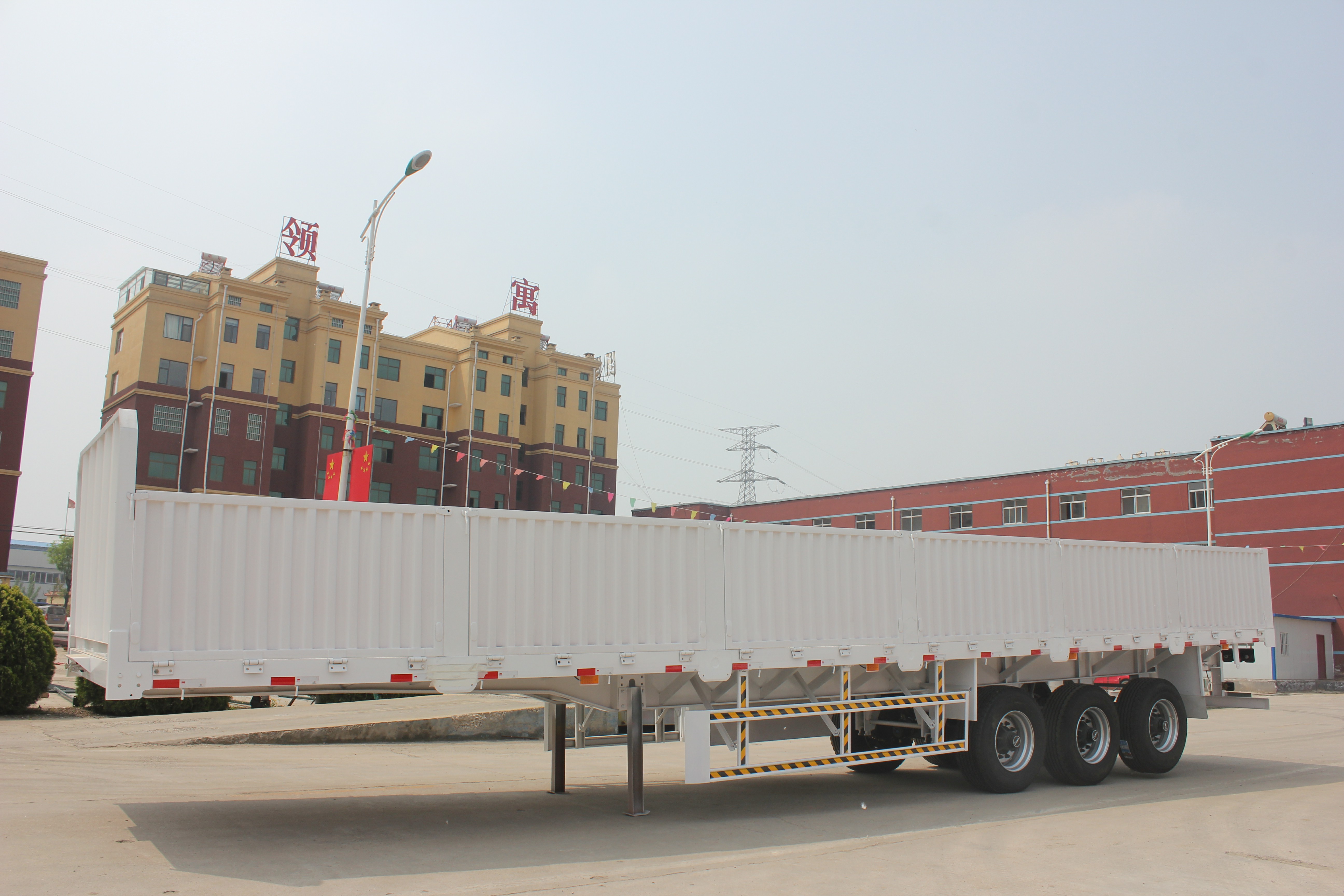 3 Axles 40t Bulk Cargo Semi Trailer with Side Wall As Per Client's Specifications