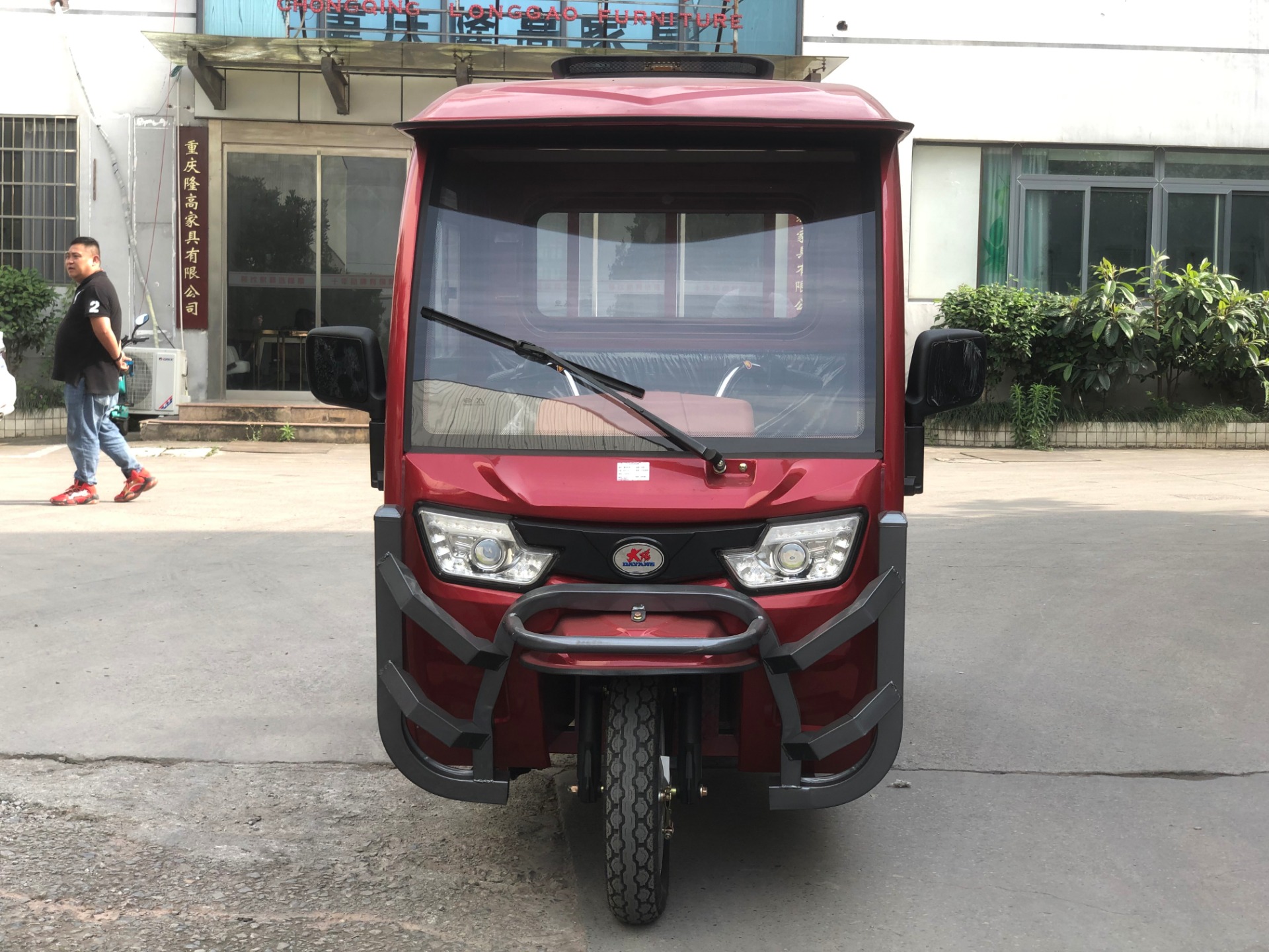 1500w Electric Cargo Tricycle with Enclosed Body High Displacement and Red Color Made