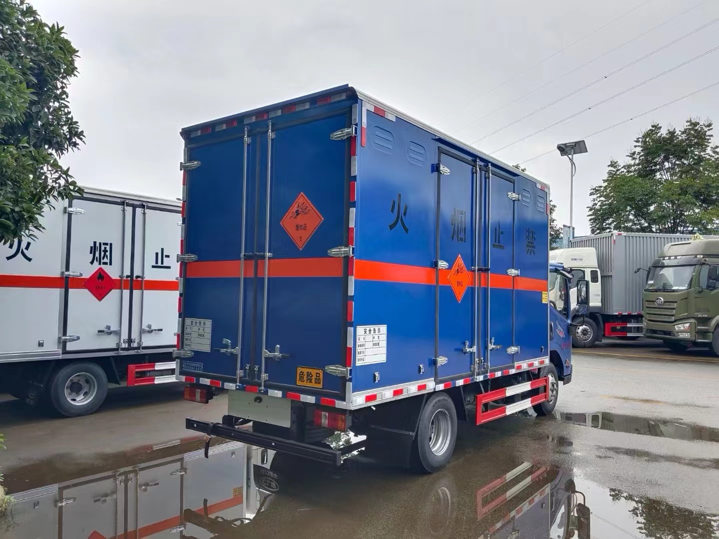 Dongfeng 4x2 6-ton, 8-ton, and 10 Ton Blasting Equipment Transport Vehicles for Sale