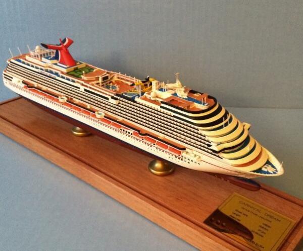 Scale 1:900 Outdoor Decoration Carnival Dream Cruise Ship Model With Alloy