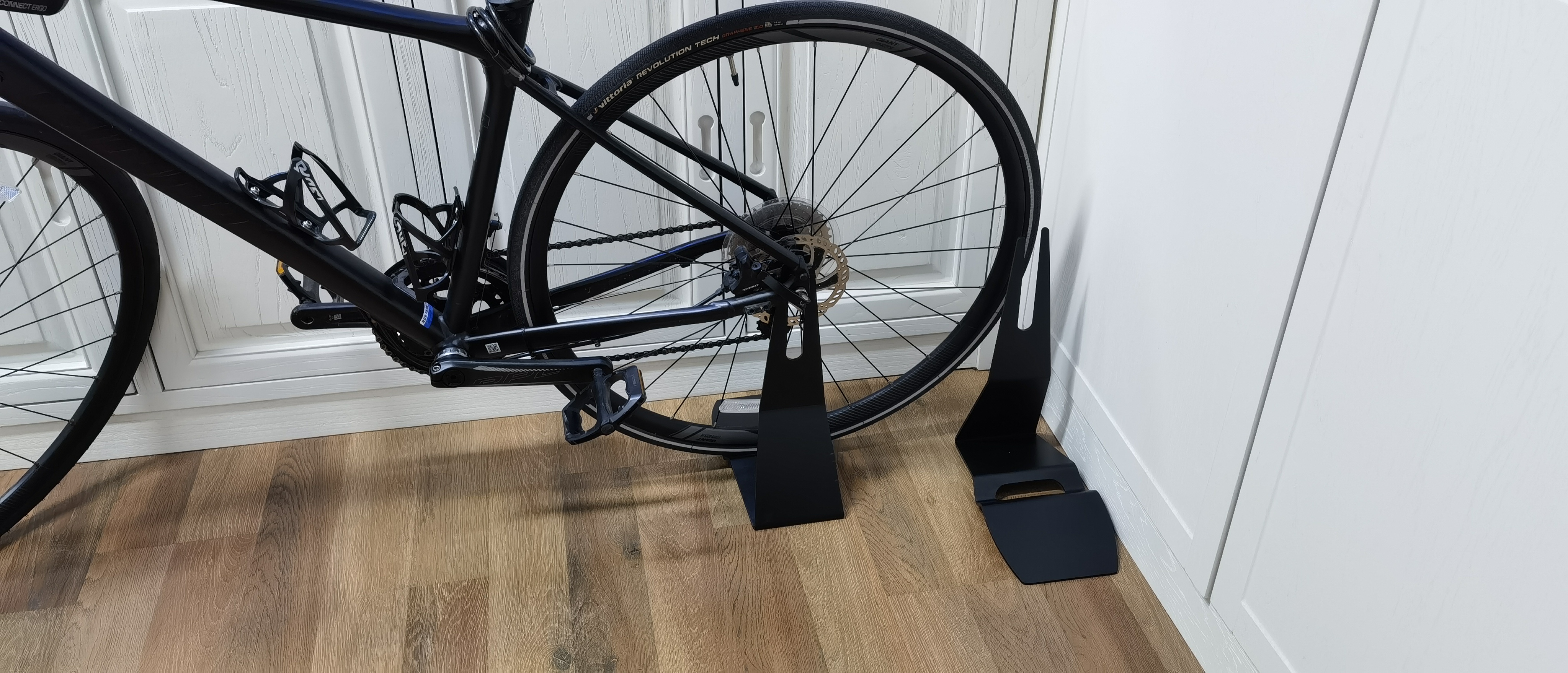 Standard 4mm Thickness Black Bicycle Floor Type Hub Mount Parking Rack Stand for Garage