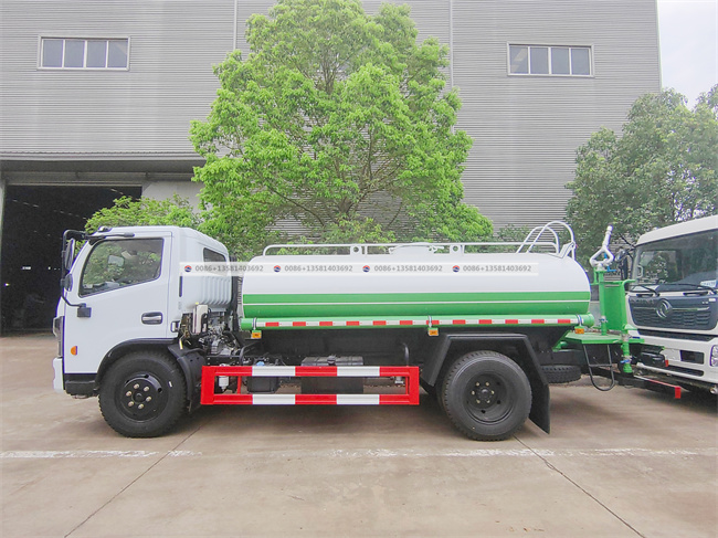 Dongfeng Small Size 5000liter Water Spray Bowser Sprinkler Tanker Truck