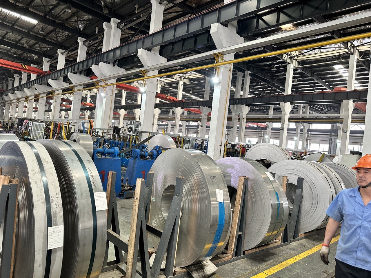 Precision Cut Thin Stainless Steel Strips AiSi Punching Hot Rolled 301