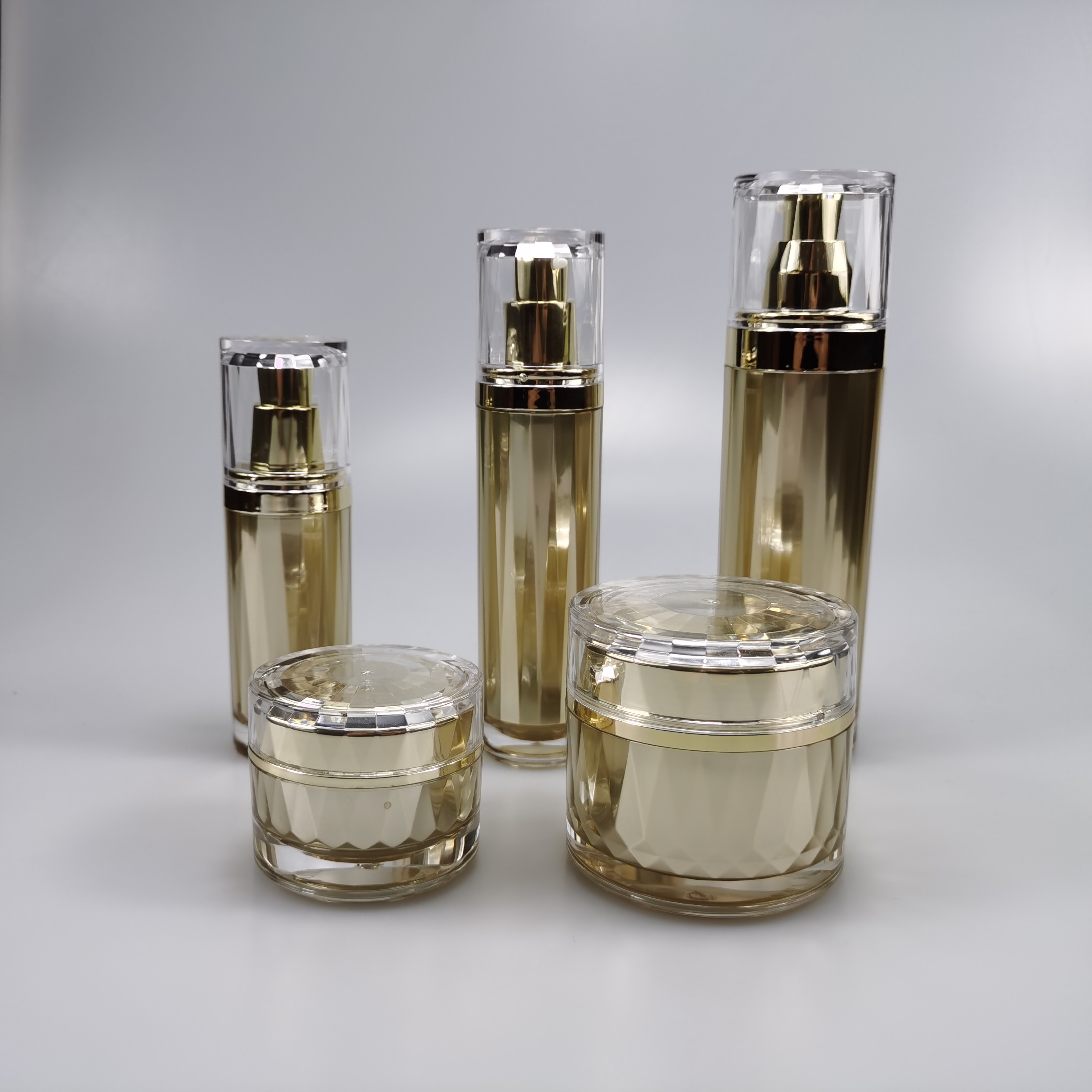 30ml 50ml 110ml Cylinder Acrylic Gold Emulsion Bottle with Pump Sprayer Sealing Type