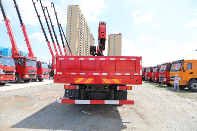 Hot 4X2 12Tons Crane Truck Mounted 150HP Towing Crane Mounted Truck With 25M Lifting High