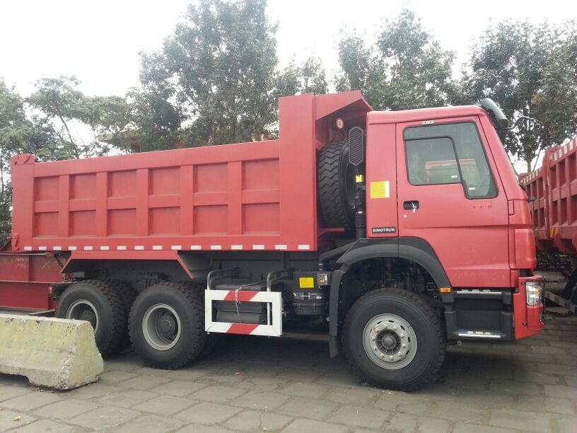 Sinotruk Howo Heavy Duty Dump Truck 6x4 8x4 / Lorry Sand Tipper Truck