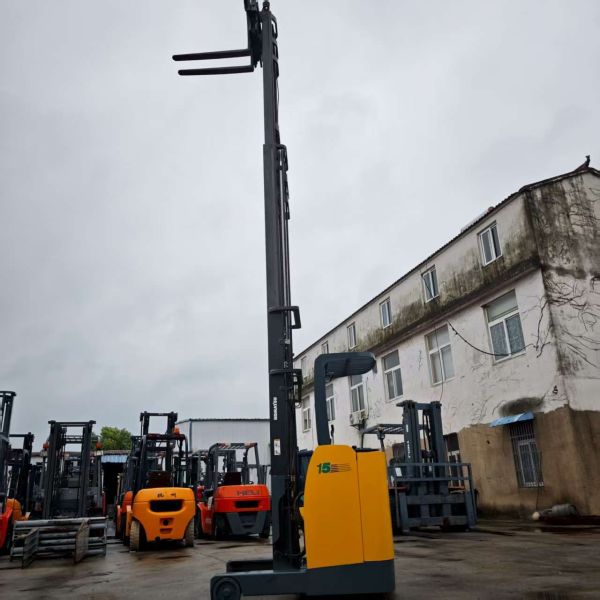 Quality Intelligent Warehouse Komatsu Forklift Delivery AGV AMR Parallel Connection Mobile Transfer Robot 1.5T Electric Forklift Robot for sale