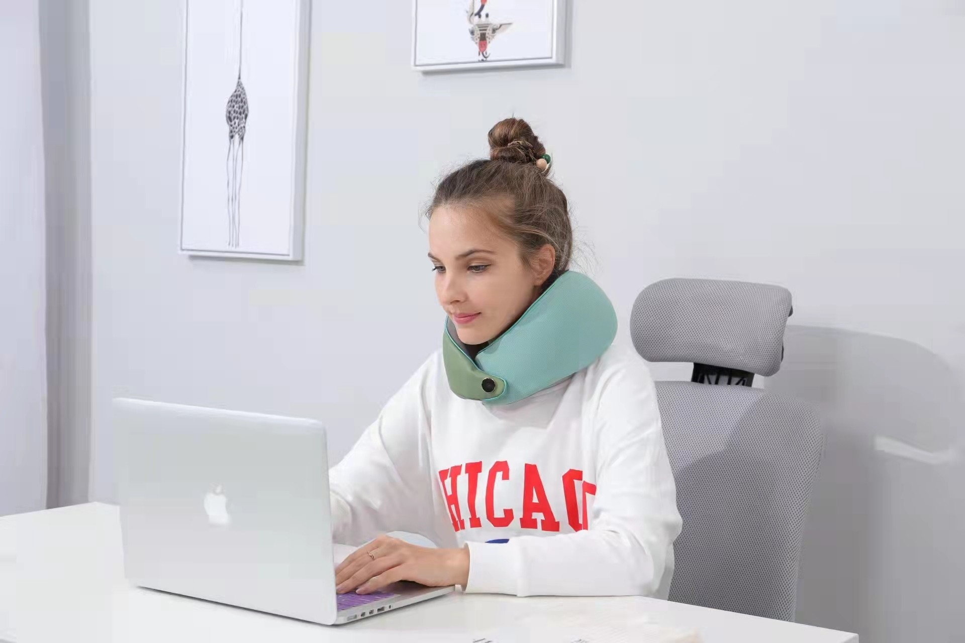 Portable Heated Neck Pillow , Adjustable Massage Memory Neck Pillow