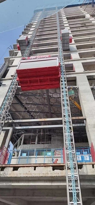 SCE400G Passenger Material Hoist , with double mast section and electrical rolling door For Construction