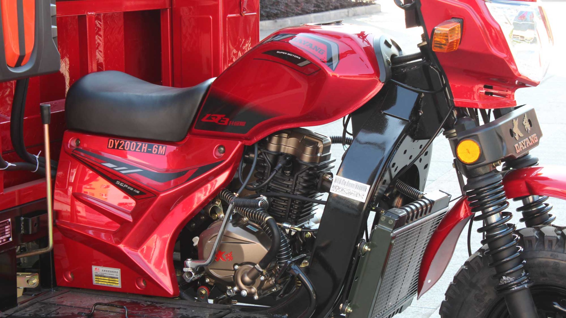 200CC Water Cooled Cargo Tricycle with Front Drum Rear Drum Brake System in Nigeria