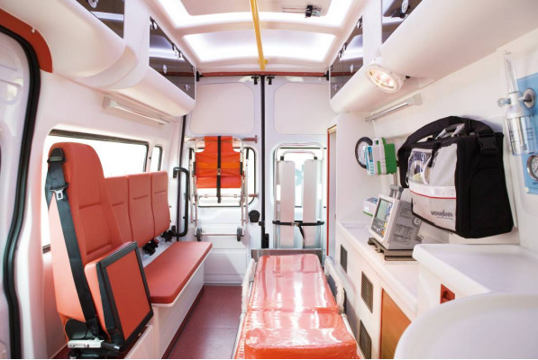 Ford Long Axle Medical Emergency Ambulance 9 Seat Front Rear Drive 4×2