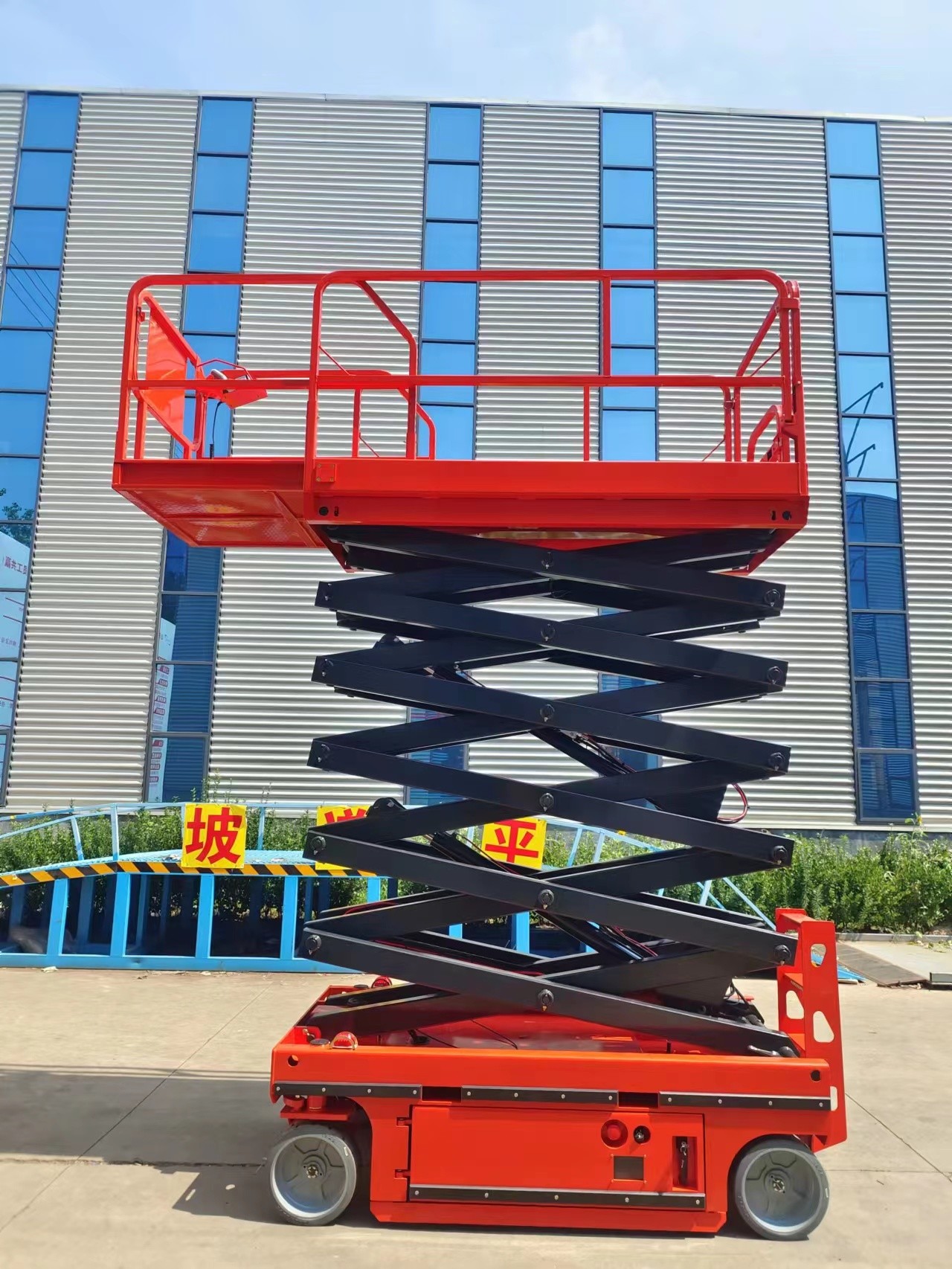Battery Powered Self Propelled Elevating Work Platforms 300kg / 1000kg Load Capacity