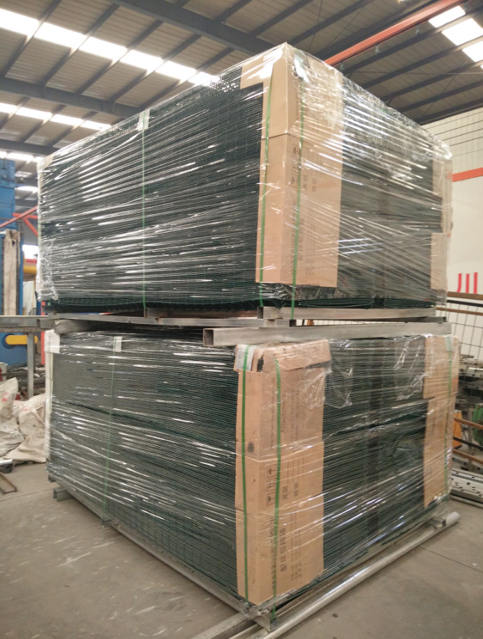 Easy Install 3D Curved Welded Mesh Fence Welded Utility Fence For Public Grounds