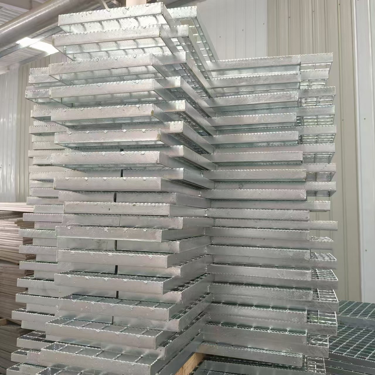 Rust-Resistant Steel Gratings: Ideal for Outdoor and Harsh Environments