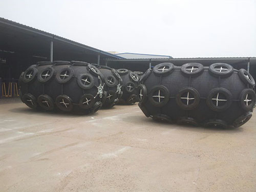 Black 50kpa floating pneumatic rubber fenders tyres chain winding