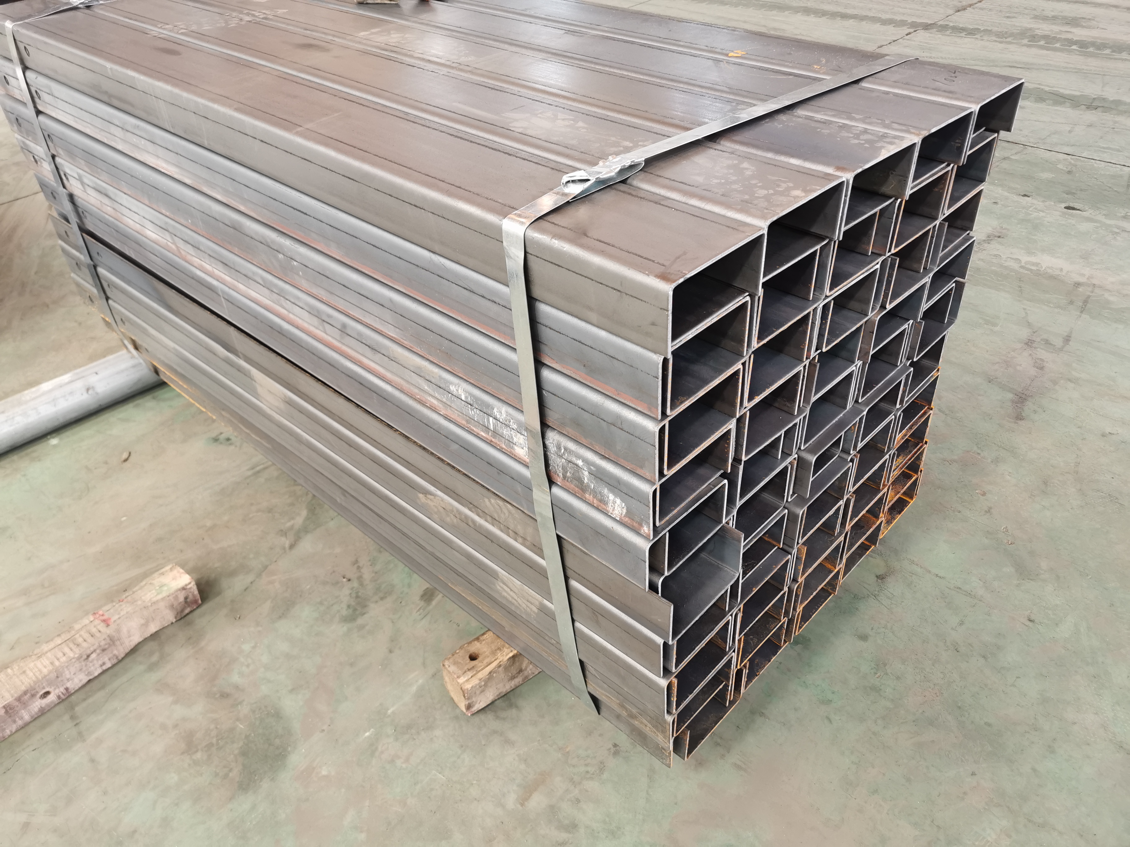 Road Traffic Safety Hot Dipped Galvanized U Posts for Crowd Control Barrier Fence