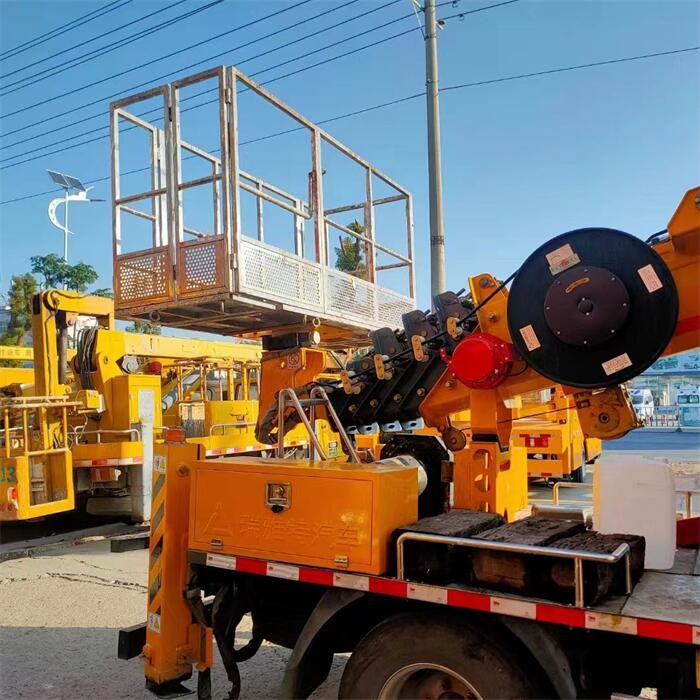 Euro 5 High Lifting Platform Truck In With 2.30 L Displacement