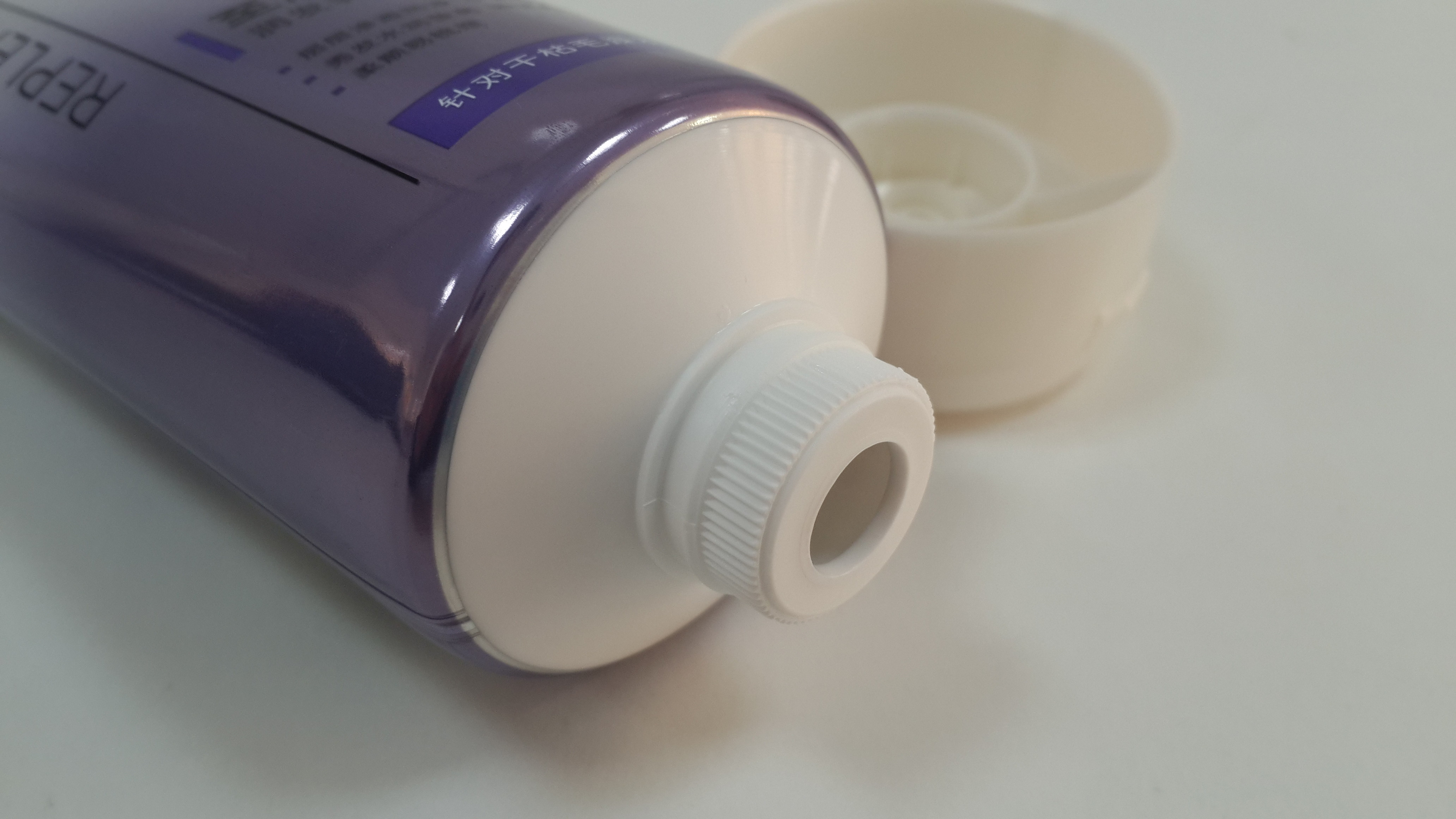 Shiny Aluminum Laminated Cosmetic Packaging Tubes White Fixed Flip On Cap 200ml