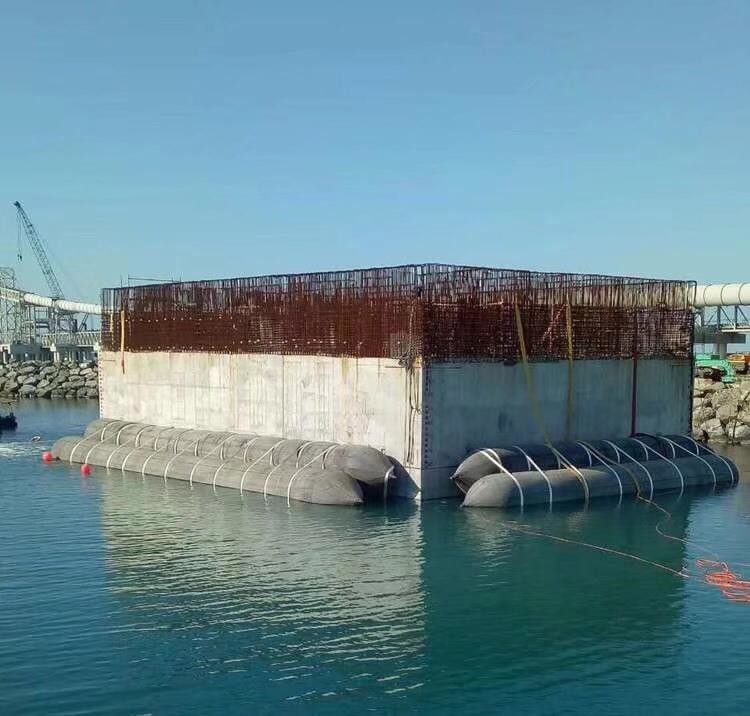 Customizable marine water up and down airbags to assist the ship's water up and down