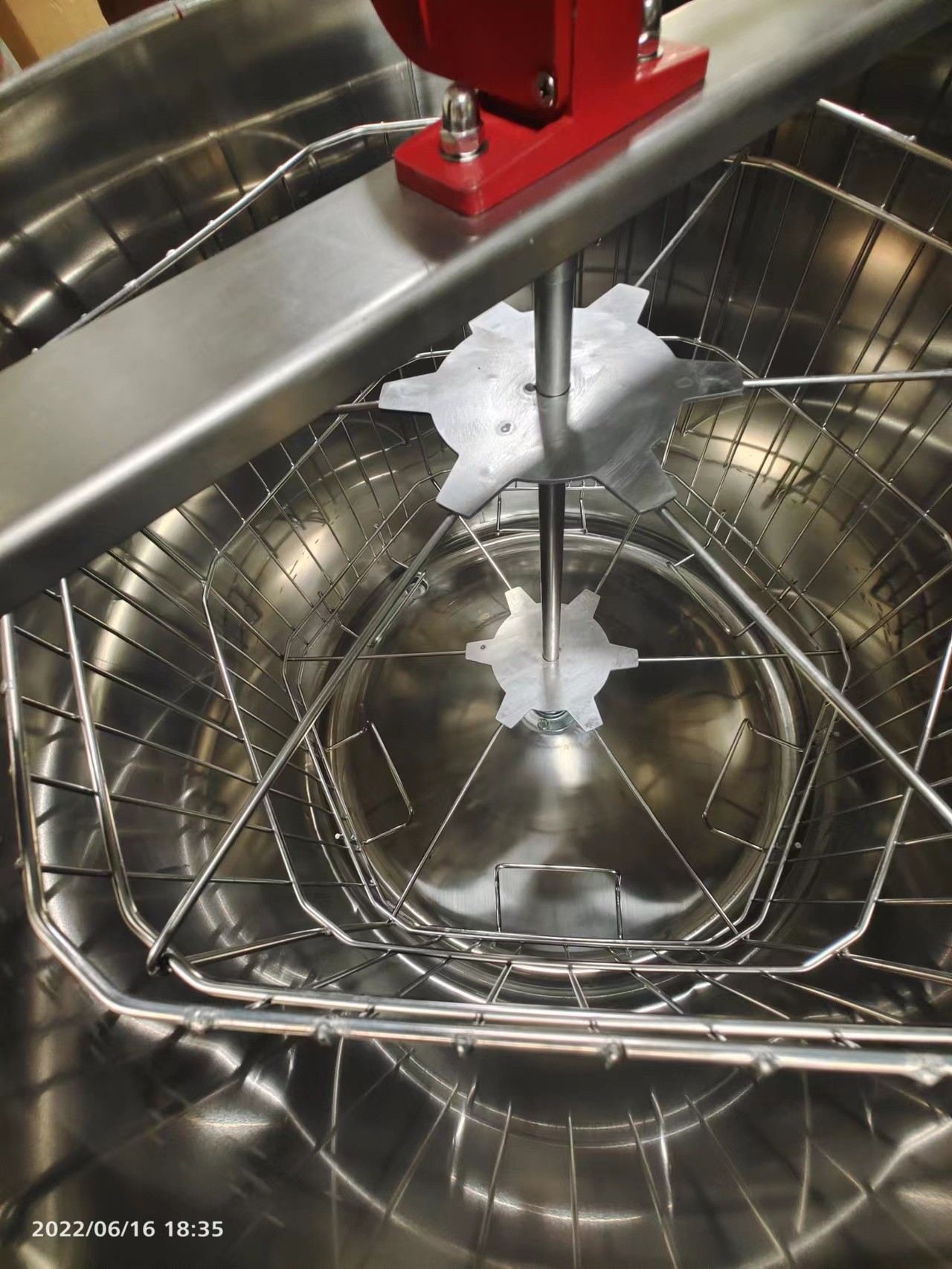 4 Frame 201 Stainless Steel Manual Honey Extractor With Metal Stand And SS Honey Gate