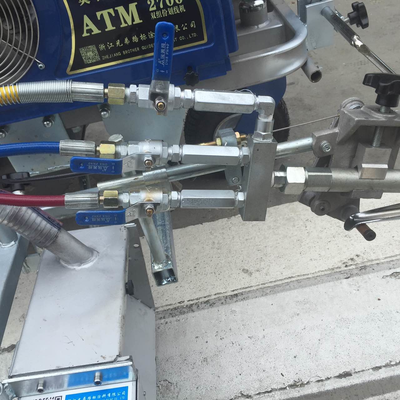 Traffic Acrylic Pneumatic Road Marking Spray Paint Machine