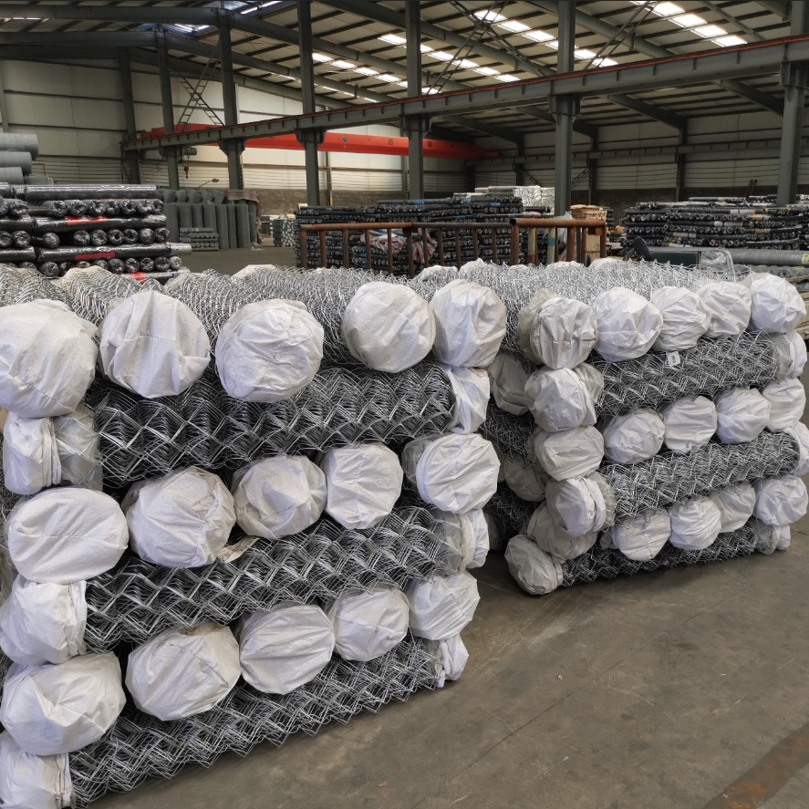 Direct Manufacturer Heavy Duty 1.5-4.5mm diameter Electro Galvanized Chain Link Fence Cyclone Wire Fence For Sale
