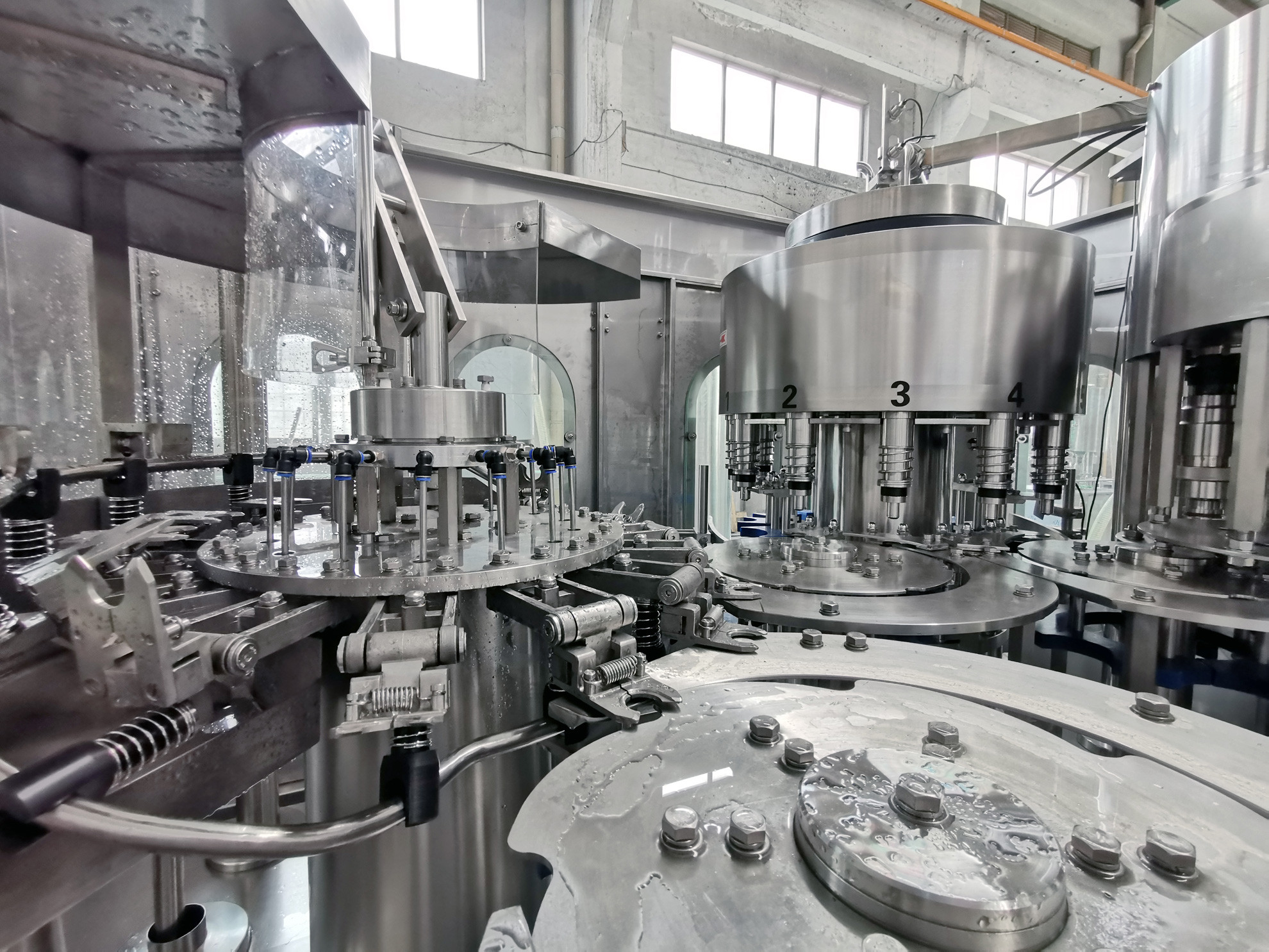 1.5HP 3000BPH Automated Bottle Filling Machine With Safeguard Mechanism