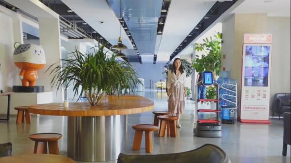 China Service Robot Zhaocaibao AI Restaurant Waiter With Japanese Voice