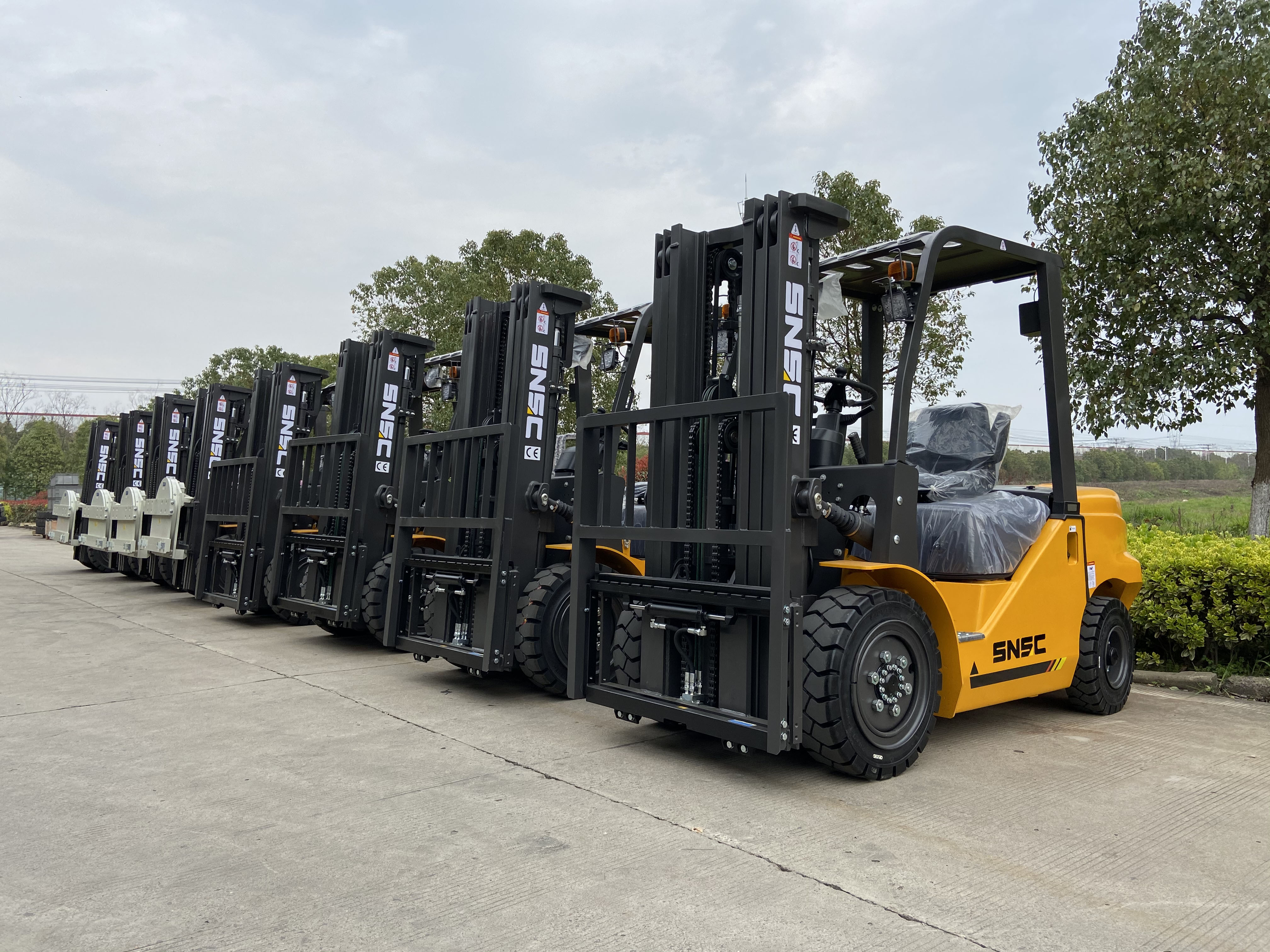 Powerful Diesel Engine 4ton Rough Terrain Forklifts for Off Road Handling and Lifting